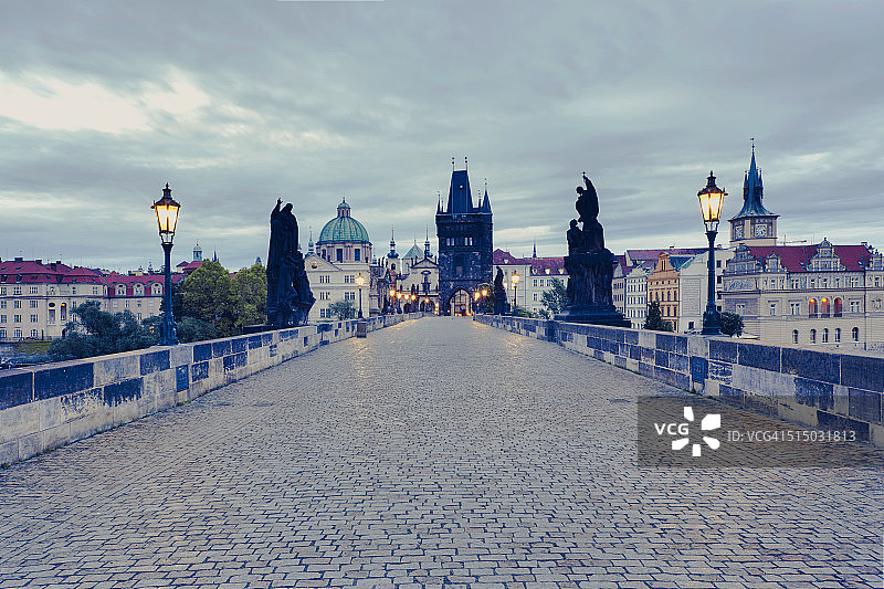 捷克共和国，布拉格，查理大桥的傍晚图片素材