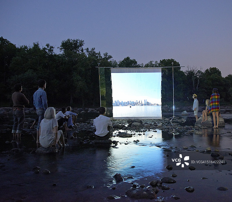人们在河边看电影屏幕图片素材