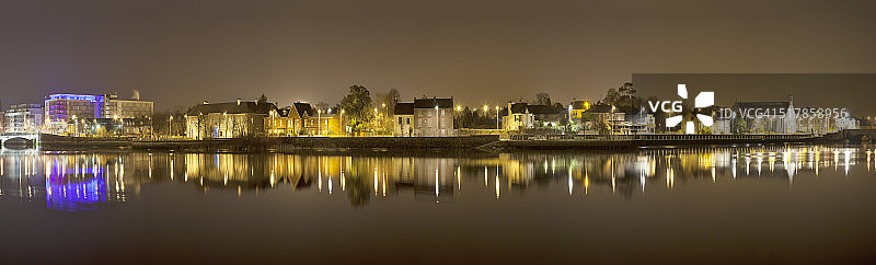 Clancy Strand Limerick的城市中心全景图片素材