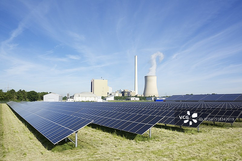 德国，北莱茵-威斯特伐利亚，彼得沙根-拉赫德，在太阳能电池板和一个燃煤发电站的背景图片素材