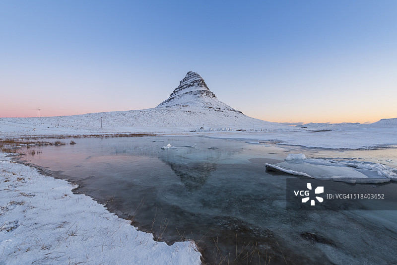 白色的kirkjuis在冬天降临，冰岛。图片素材