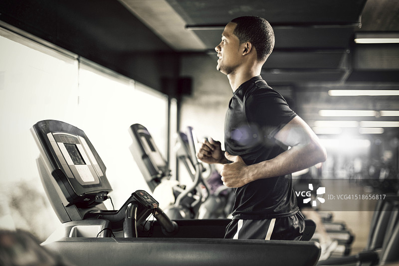 在跑步机上跑步的健康人图片素材
