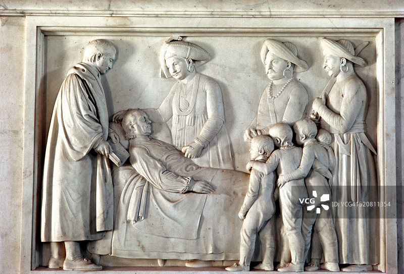 印度泰米尔纳德邦，坦雅吾尔，坦日尔，坦日尔，死床上的施瓦茨和农奴的雕塑图片素材