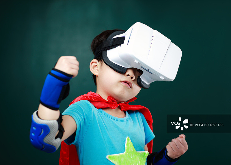 孩子玩虚拟现实游戏图片素材