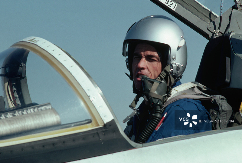 Robert Crippen在NASA训练飞机上图片素材