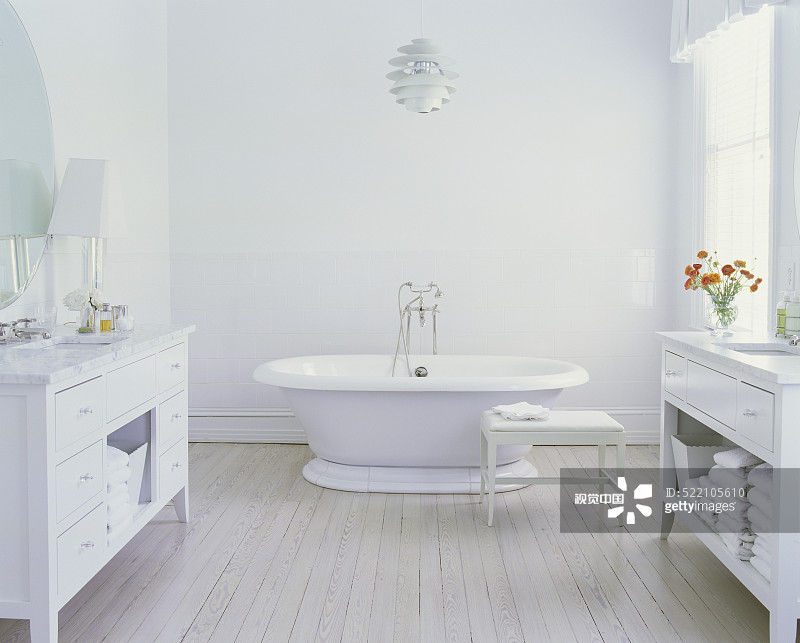 双梳妆台在白色浴室与漂白木地板图片素材