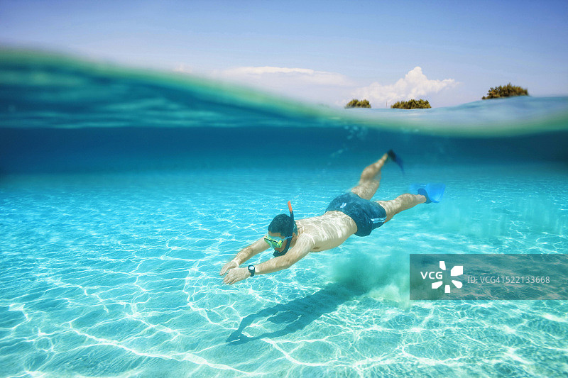 水下潜水冒险青年浮潜半青绿色海水泻湖图片素材