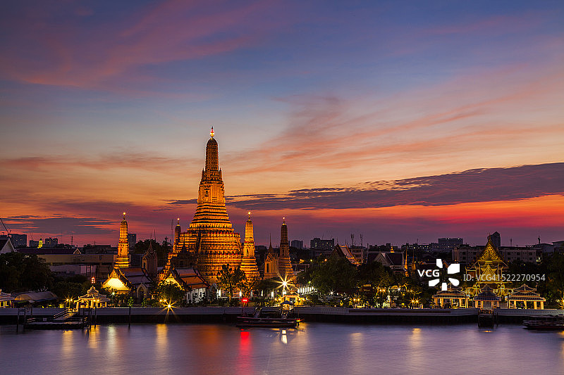 Wat Arun在美丽的日落，曼谷，泰国。图片素材