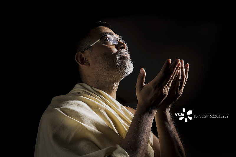 穆斯林老人双手合十祈祷图片素材