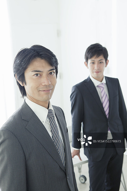 两个男人站在办公室里图片素材