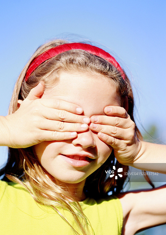 女孩用手遮住眼睛图片素材