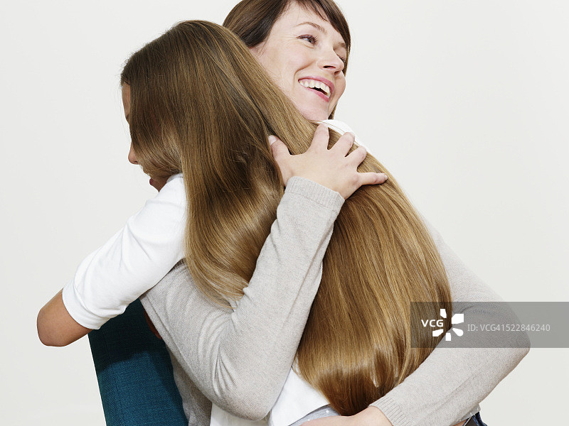 母亲和女儿拥抱图片素材