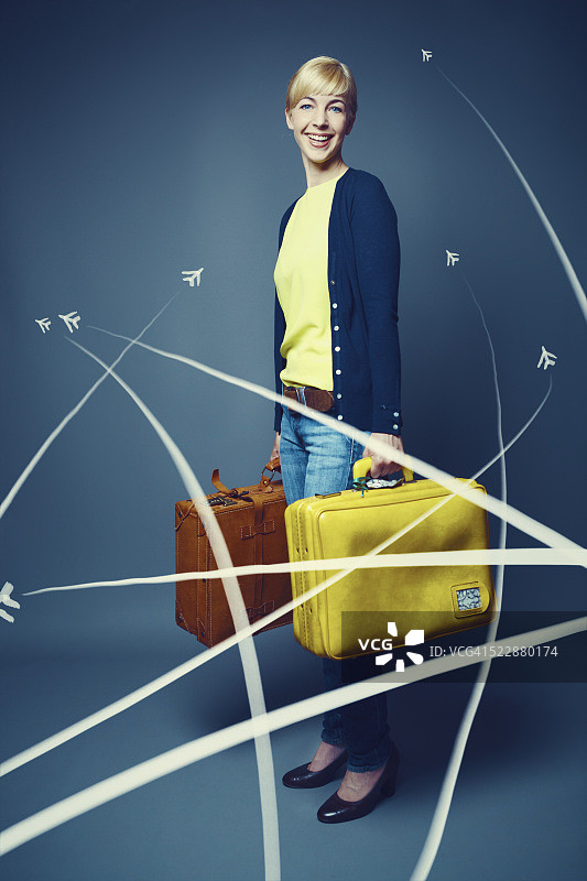 一名年轻女子拿着公文包的合成图像，公文包上有代表不同旅行目的地的飞机轨迹图片素材
