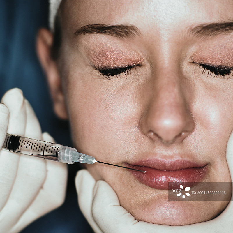 女人在嘴唇上注射胶原蛋白图片素材