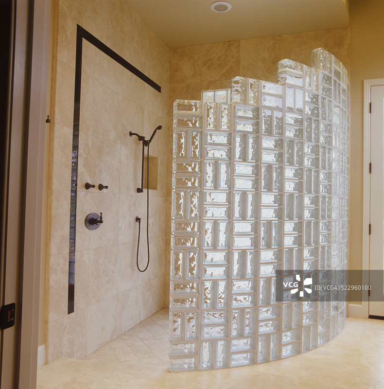 半圆形大理石淋浴，玻璃砌块墙图片素材