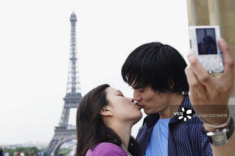 一对情侣在埃菲尔铁塔附近接吻图片素材