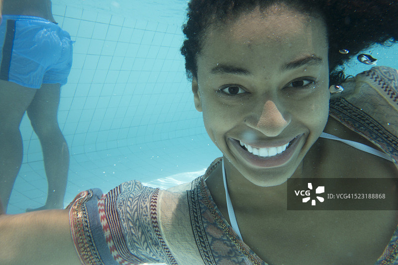 年轻女子游泳肖像，圣保罗，巴西图片素材