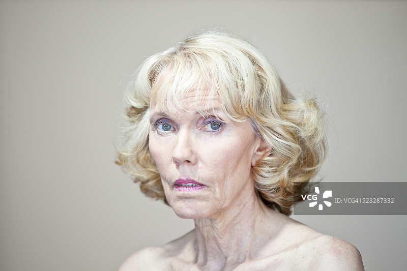 一位年长女性的肖像图片素材