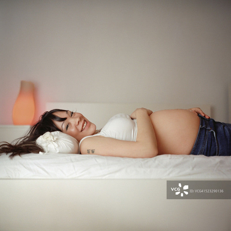 躺在床上的孕妇图片素材