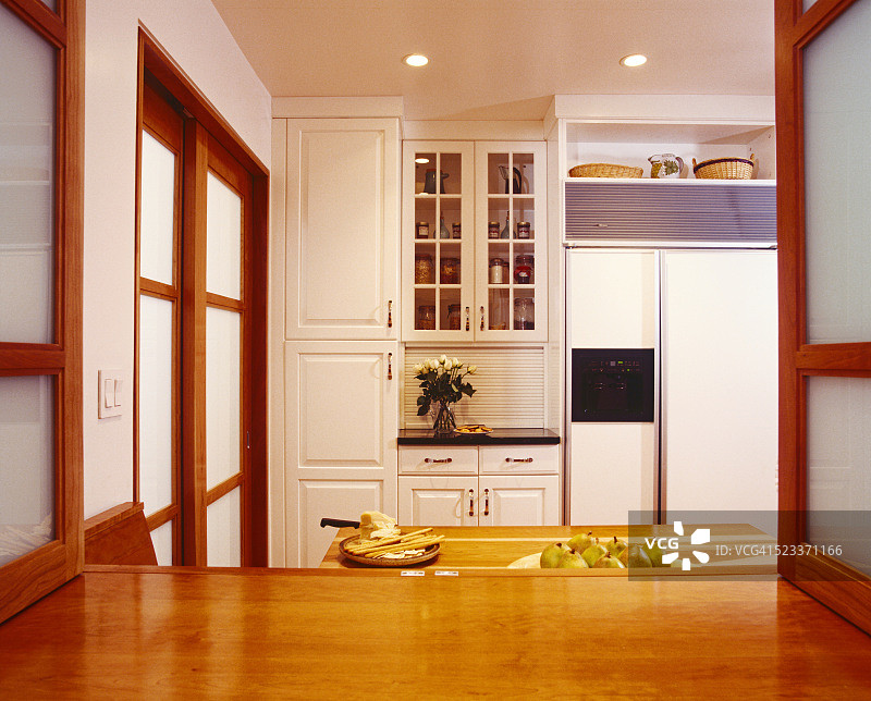 厨房与白色橱柜和木材装饰图片素材
