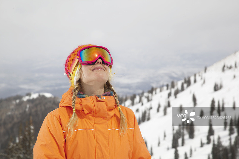 年轻女子在滑雪坡上图片素材