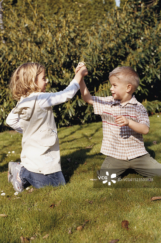 男孩和女孩在花园里玩图片素材