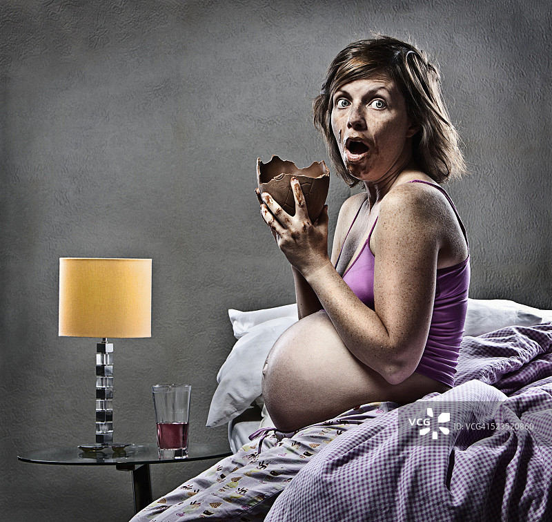 孕妇吃巧克力图片素材