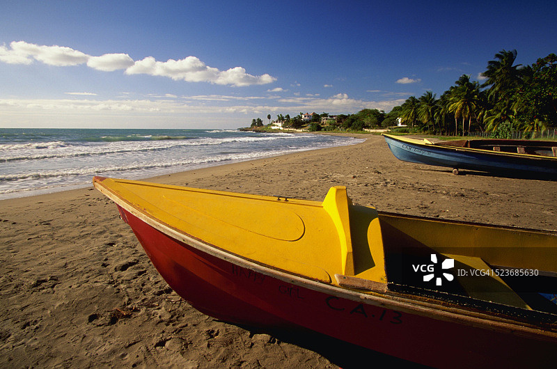 沙滩上的独木舟图片素材