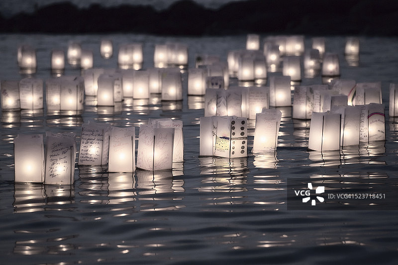 浮花灯的仪式是为了纪念逝者图片素材