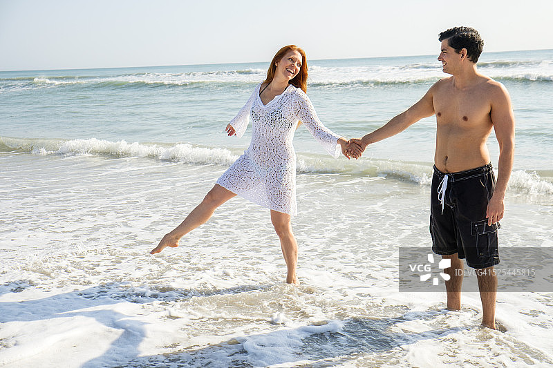 美国，佛罗里达，棕榈滩，海滩上的夫妇图片素材