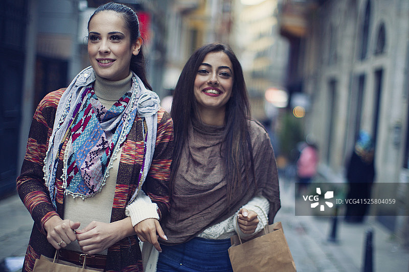 两个土耳其女人在购物图片素材
