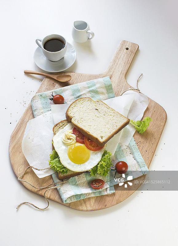 白色的餐桌上放着单面三明治和浓缩咖啡。特写镜头俯视。图片素材