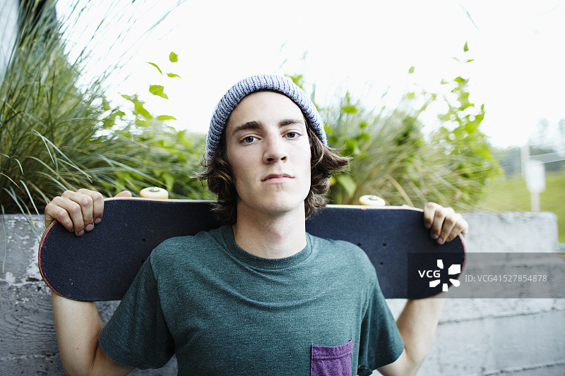少年(16-17岁)与滑板的肖像图片素材