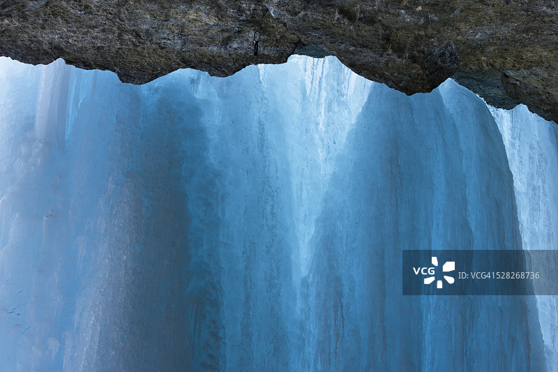 冬季黑豹瀑布的冰形成-班夫国家公园，阿尔伯塔，加拿大图片素材
