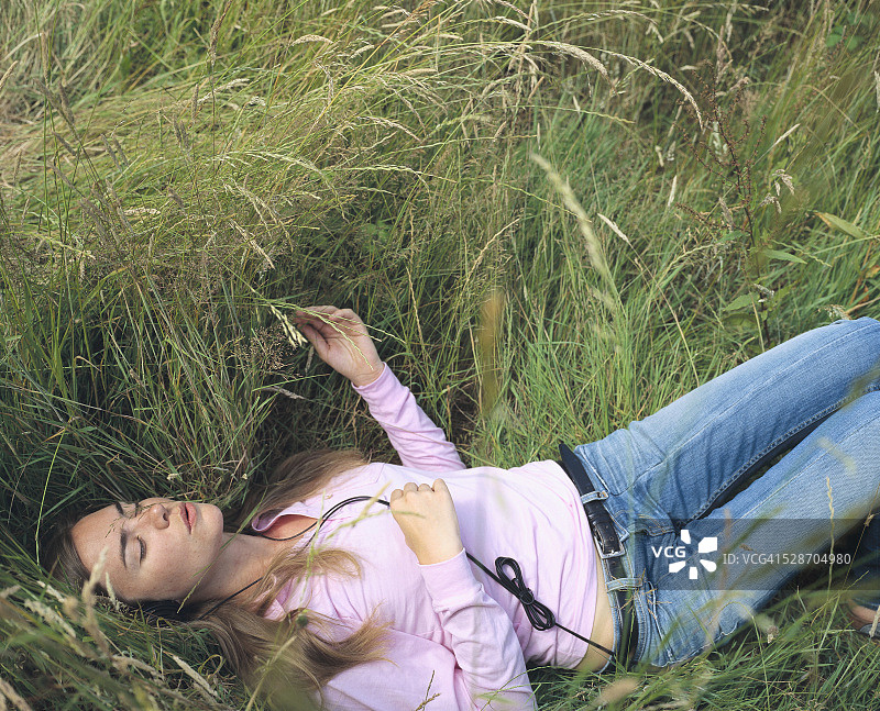 躺在草地上的年轻女子图片素材