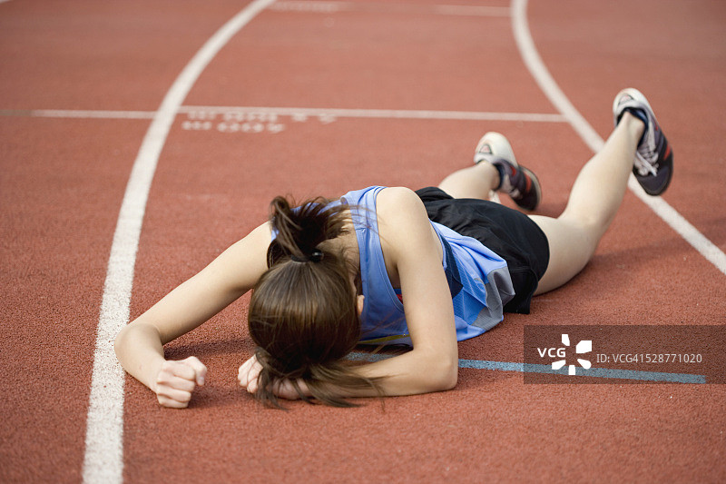 运动员躺在跑道上图片素材