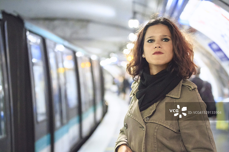 巴黎地铁站台上的一名女子。图片素材