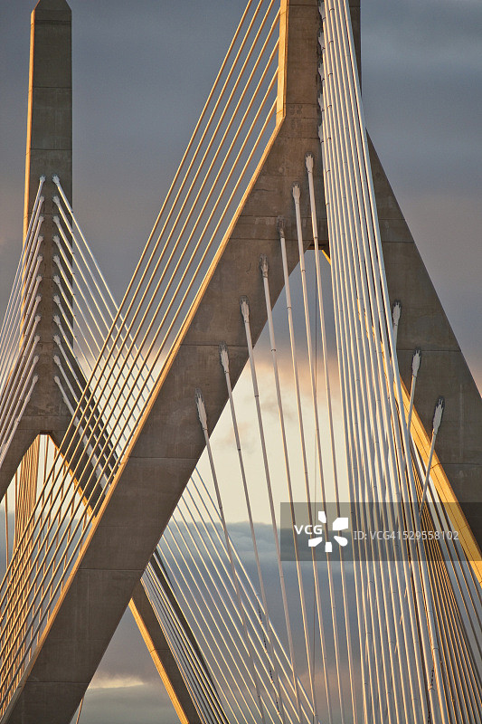 黄昏时分的吊桥，伦纳德·p·扎基姆·邦克山桥，波士顿，萨福克县，美国马萨诸塞州图片素材