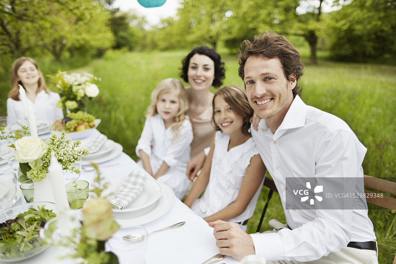 快乐的家庭户外聚餐图片素材