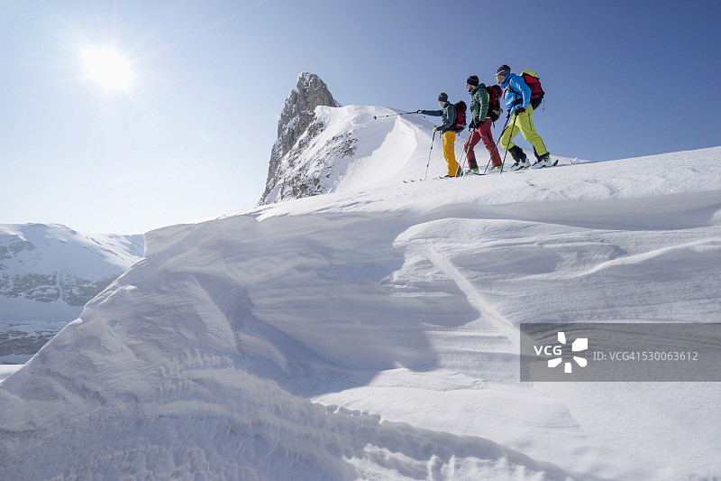 奥地利蒂罗尔雪峰上的滑雪登山者图片素材
