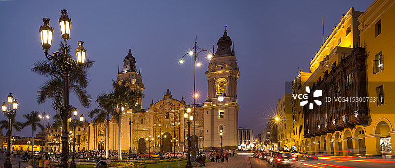 利马大教堂的全景夜景，秘鲁，南美图片素材