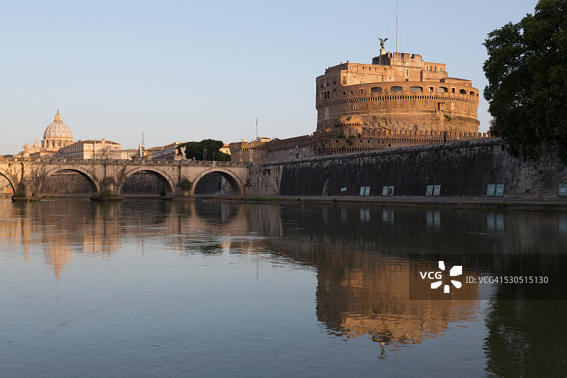 台伯河与圣安杰洛城堡，圣安杰洛桥和圣彼得大教堂的圆顶，罗马，拉齐奥，意大利，欧洲图片素材