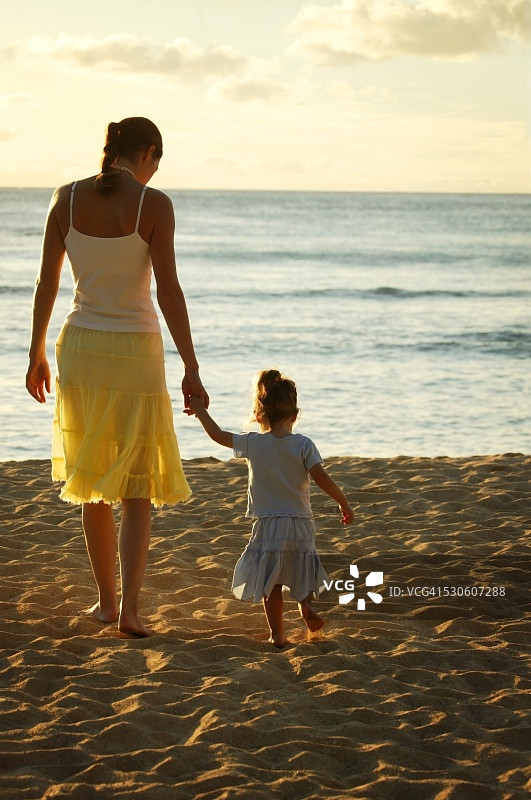 母亲和女儿在海滩图片素材