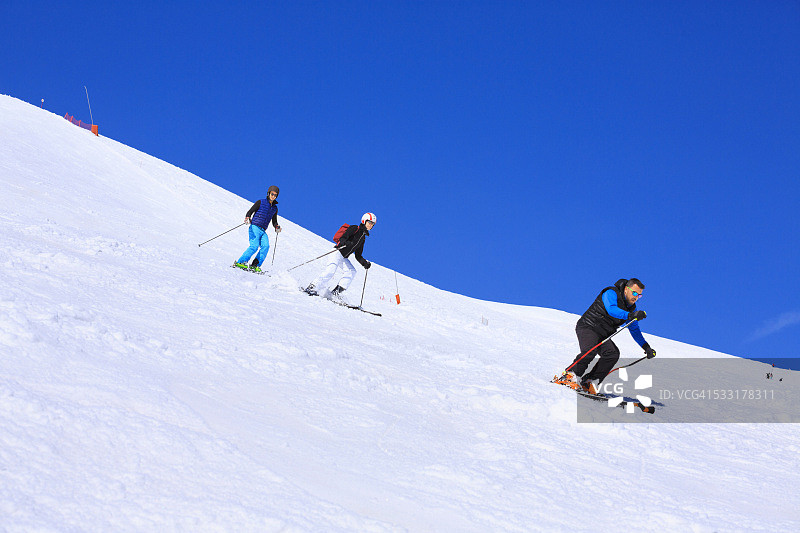 滑雪俱乐部学校滑雪旅行快乐的滑雪者组图片素材