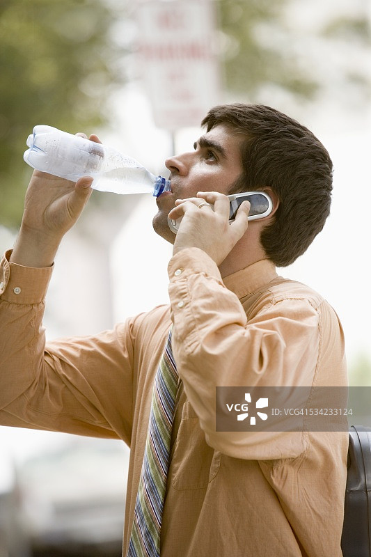 饮用瓶装水的商人图片素材