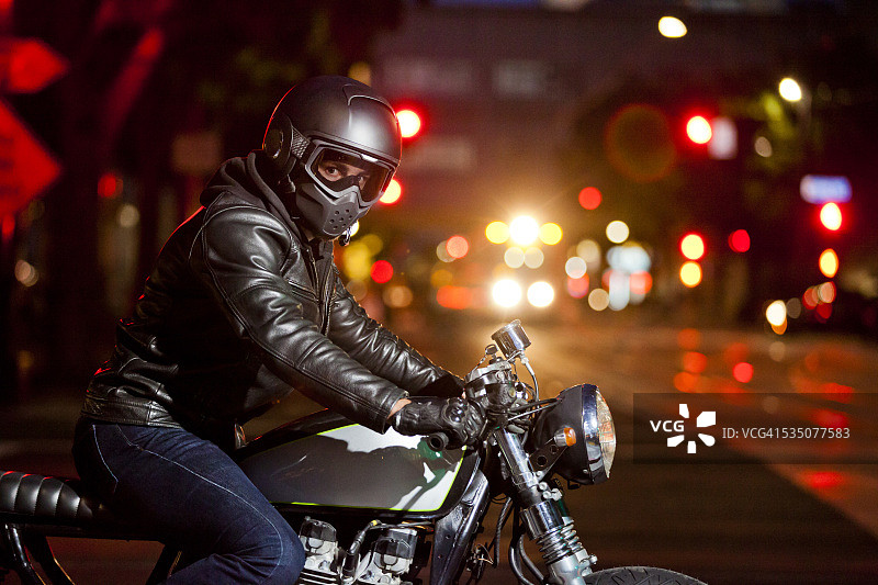 繁忙街道上的摩托车骑士图片素材