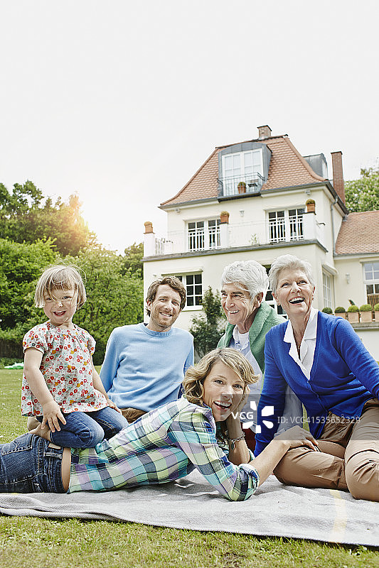 德国，黑塞，法兰克福，三代同堂的别墅前图片素材
