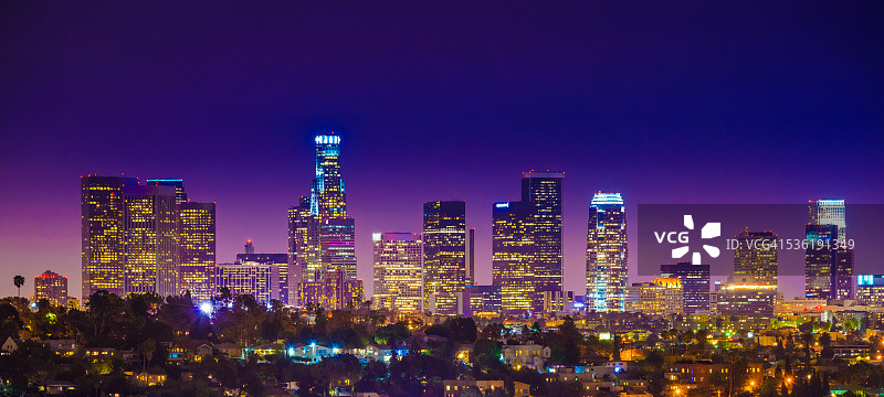 洛杉矶市中心摩天大楼天际线城市全景黄昏图片素材