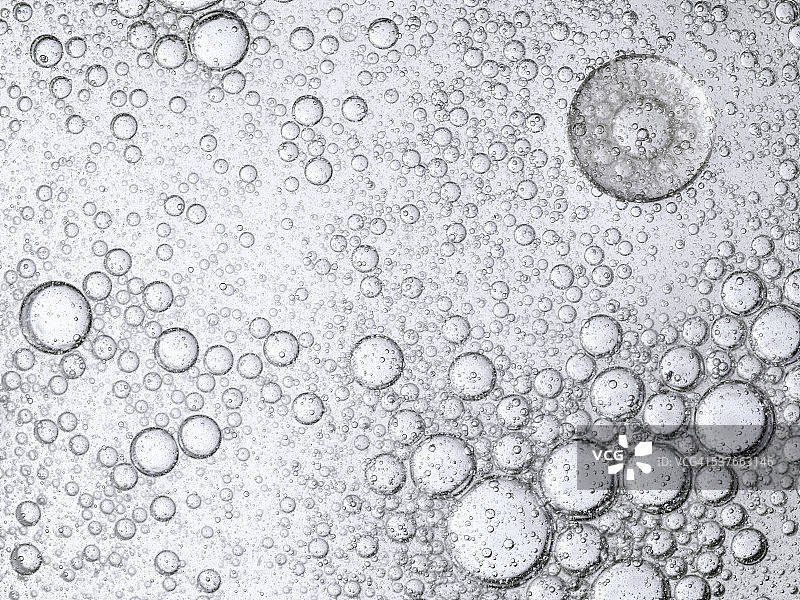 油滴和气泡漂浮在水面上，白色的背景图片素材