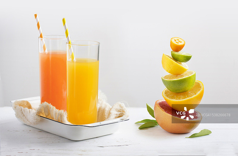 程式化的柑橘类水果和果汁在白色的背景。图片素材